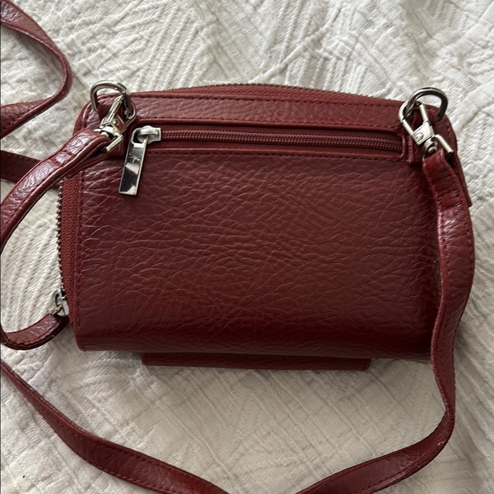 Matt & Nat Small Red Crossbody Bag with Minimalist Design - Picture 3 of 3